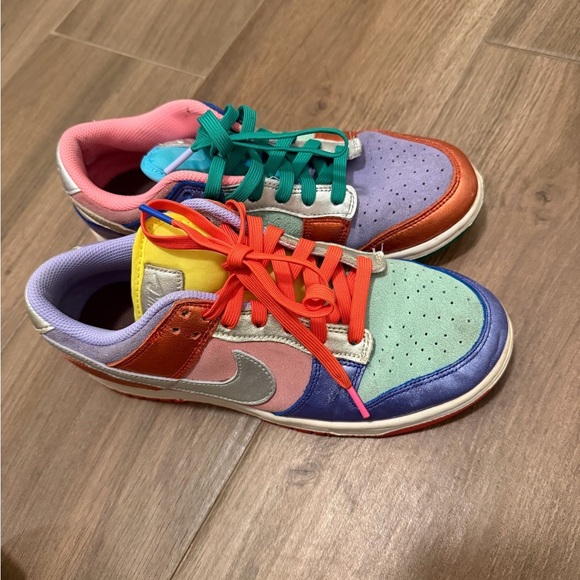 nike colorful dunks. - Picture 4 of 6